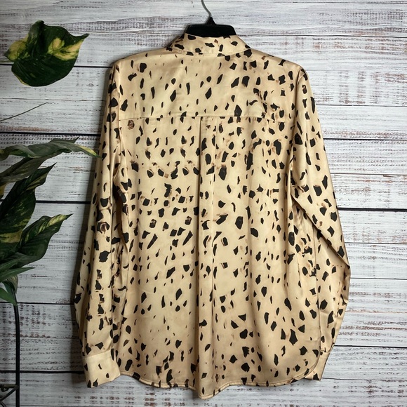 Was💲20! EUC H&M animal print long sleeve multicolored button-down blouse - Picture 3 of 16